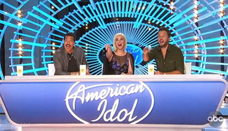 Как телевизор влияет на детей? Кадр из шоу American Idol, в рамках которой жюри выбирает самого лучшего начинающего артиста в США. Фото.