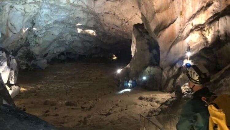 Можно ли жить в пещере? Добровольцы внутри пещеры. Фото.