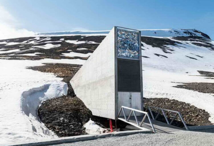 Как спасти жизнь на Земле? Вход в Свальбардское хранилище. Фото.