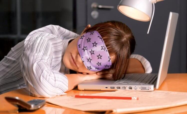 Как меньше уставать? Некоторые ученые также говорят о пользе дневного сна. Но он должен длиться не более 10-20 минут. Фото.