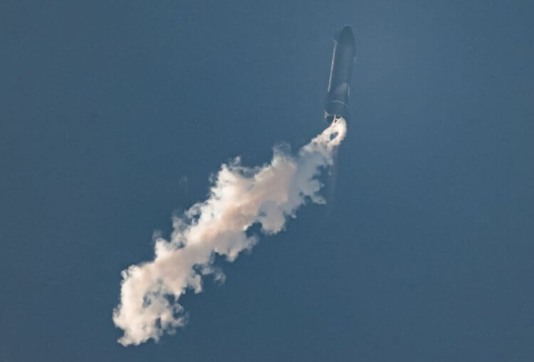 Космический корабль Starship SN11 взорвался во время испытания. Причина пока неизвестна. Прототип Starship SN11 в воздухе. Фото.