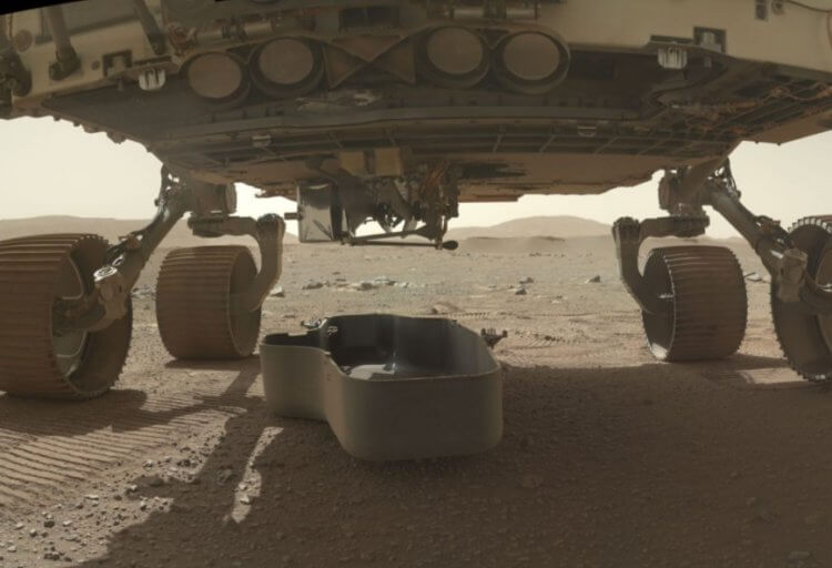 Первый полет на Марсе. Защитный кожух вертолета Ingenuity под марсоходом Perseverance. Фото.