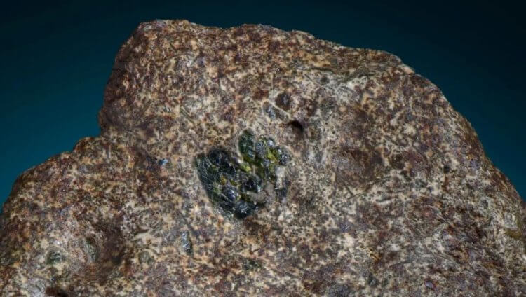 Редкий метеорит в пустыне Сахара. Структура метеорита Erg Chech 002. Фото.