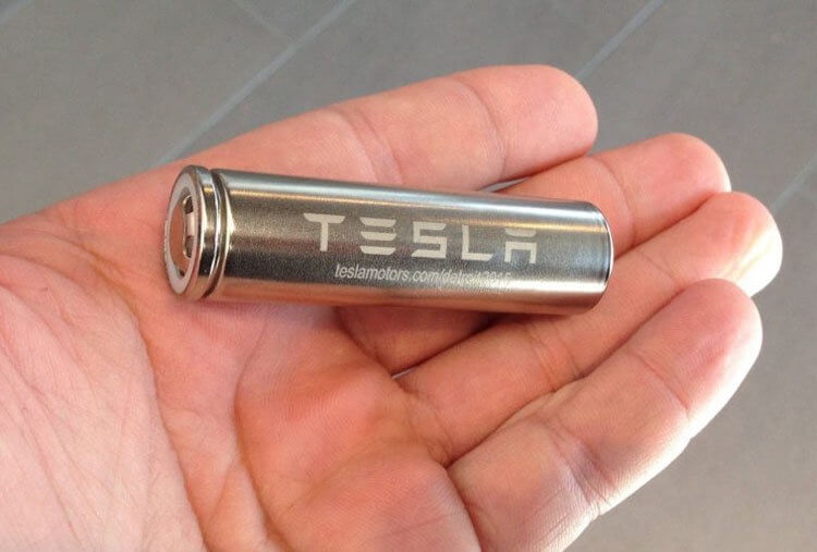 Сложно ли ремонтировать Tesla. А вы знали, что аккумулятор Tesla состоит из огромного количества такие «батареек»? Фото.