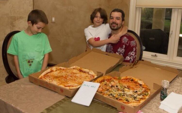 Что можно купить за биткоины? Тот самый Ласло Хейниц, который купил 2 пиццы за 10 000 биткоинов. Фото.