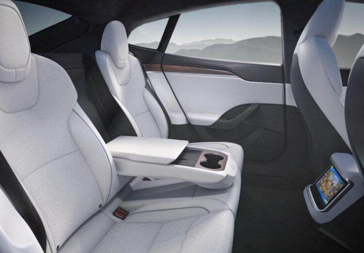 Особенности Tesla Model S. Задний ряд сидений современной модели Tesla Model S. Фото.