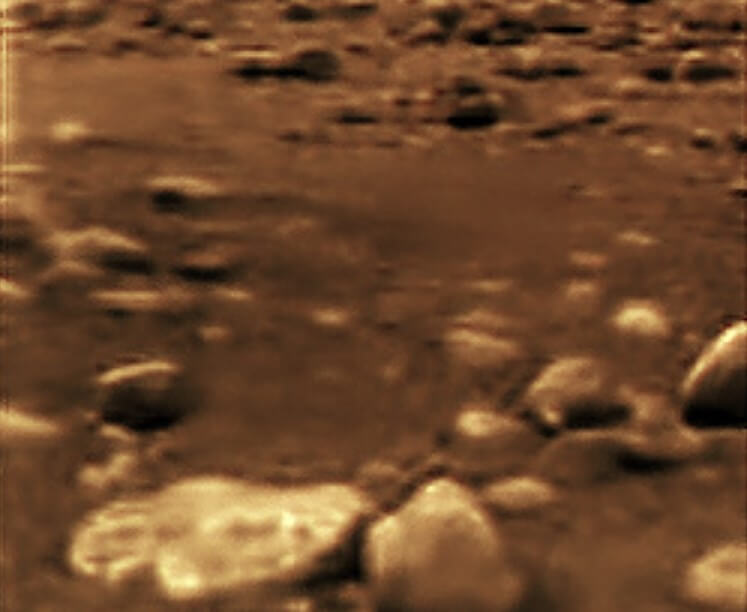 Факты о Титане, спутнике Сатурна. Поверхность Титана на месте посадки аппарата «Гюйгенс». Фото.