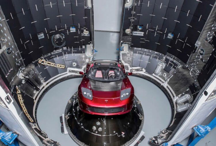 Сборка спутников в космосе. Впрочем, иногда ракеты-носители выводят в космос достаточно большие объекты. Например, однажды в космос был отправлен автомобиль Tesla. Фото.