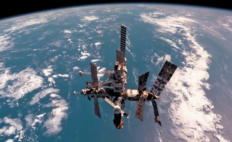 Первый космический завод в истории. Советская орбитальная станция «Мир». Фото.