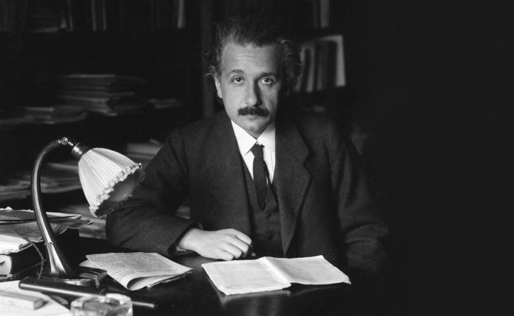Маяки Вселенной. Открытия Альберта Эйнштейна изменили наши представления о времени и пространстве. Фото.