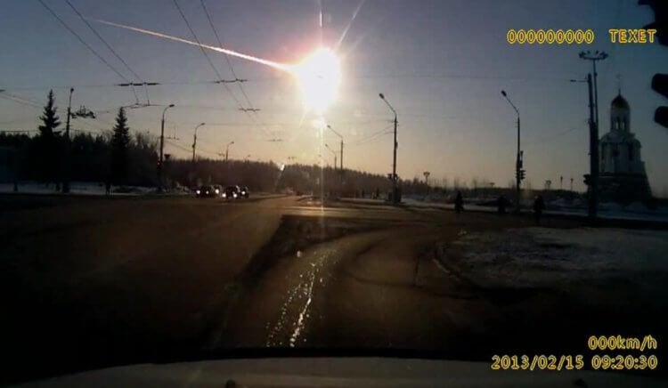 Зачем нужно изучать метеориты? Взрыв челябинского метеорита в 2013 году. Фото.