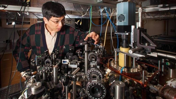 Как зафиксировать молекулы в одном квантовом состоянии? Проф. Чен Чин в лаборатории в Чикагском университете. Его лаборатория объявила о прорыве в приведении нескольких молекул в одно квантовое состояние. Это – одна из самых важных целей в квантовой физике. Фото.