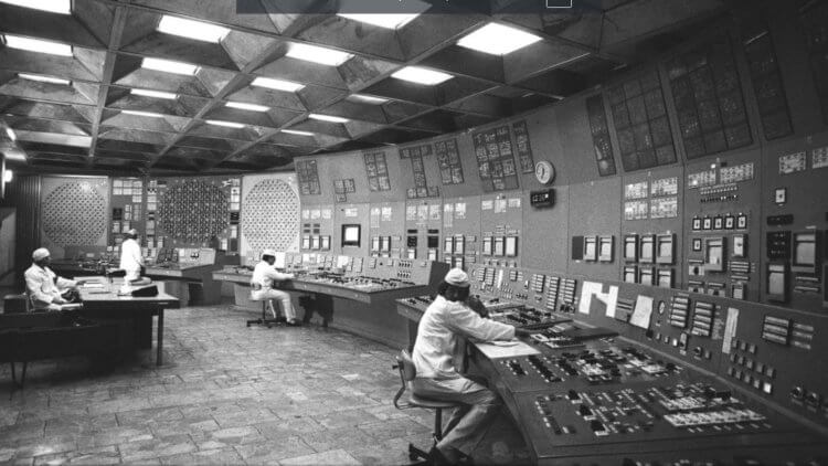 Здоровье детей из Чернобыля. Помещение блочного щита управления энергоблока Чернобыльской атомной электростанции, 1985 год. Фото.