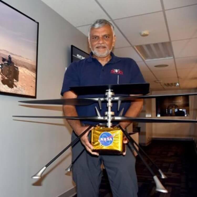 Создатель марсианского вертолета Ingenuity. Джей Баларам и макет вертолета Ingenuity. Фото.