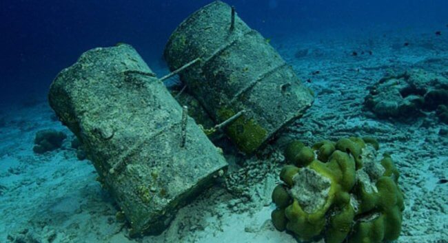 На дне океана обнаружены 25 тысяч бочек с химикатами. Чем они опасны? Фото.
