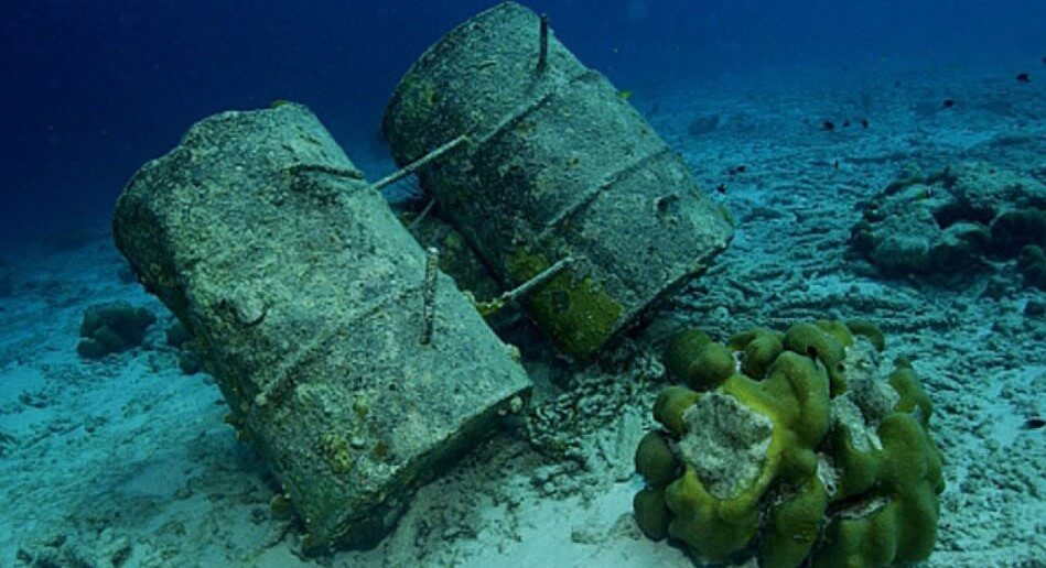 На дне океана обнаружены 25 тысяч бочек с химикатами. Чем они опасны?