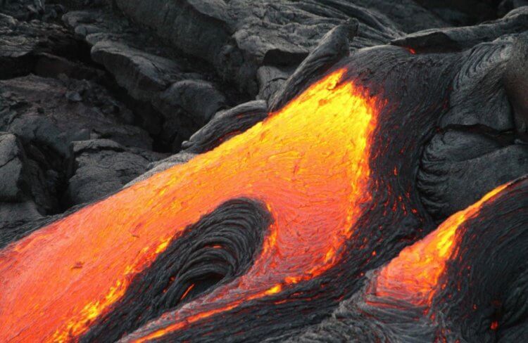 Свойства вулканической лавы. Температура вулканической лавы достигает 1200 градусов Цельсия. Фото.