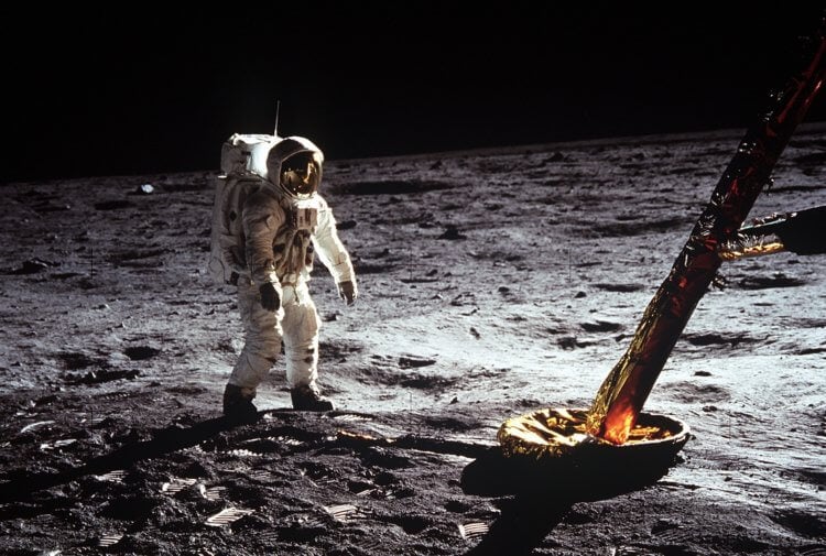 Почему старые теории заговора по-прежнему популярны? Несмотря на то, что высадка на Луну состоялась в 1968 году, сегодня тысячи людей по всему миру не верят, что люди и правда были на Луне. Фото.