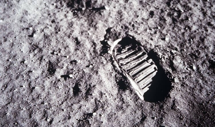 Лунные снимки и все-все-все. «Это один маленький шаг для человека, но гигантский скачок для всего человечества» – эти слова произнес Нил Армстронг впервые ступив на поверхность спутника нашей планеты. Фото.