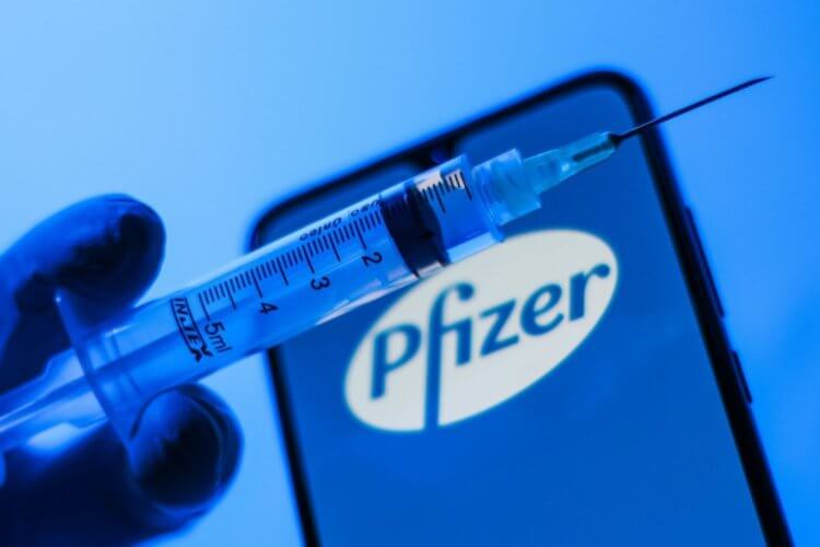 Иммунитет после вакцинации – Pfizer. Совместная разработка американсой и немецкой компаний вакцина Pfizer является безопасной и признана эффективной в 95% случаев. Фото.
