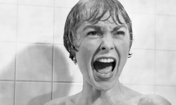 При помощи криков люди могут передавать 6 разных эмоций. Кадр из фильма «Психо» Альфреда Хичкока. Фото.