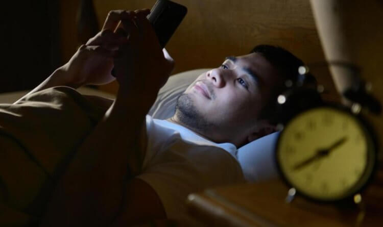 Почему люди поздно ложатся спать? Прокрастинация в кровати, наверное, знакома всем. Фото.