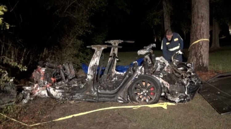 Автопилот Tesla виноват в гибели двух людей: правда или нет? Фото с места аварии с участием автомобиля Tesla. Фото.