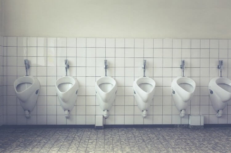 Правила поведения в общественном туалете. Владельцам заведений также нужно следить, чтобы в туалетах как можно чаще проводилась уборка. Фото.
