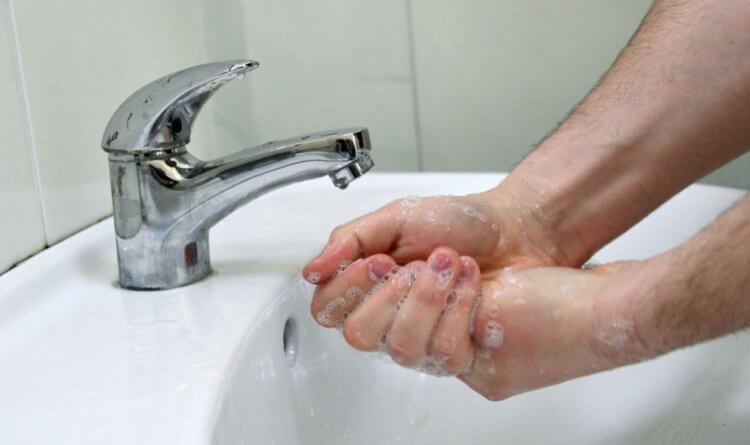 Правила поведения в общественном туалете. После посещения туалета нужно обязательно мыть руки. Фото.