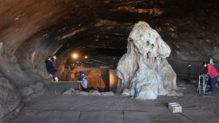 Самое первое жилище людей. У входа в пещеру Вандерверк стоит огромный сталагмит. Фото.