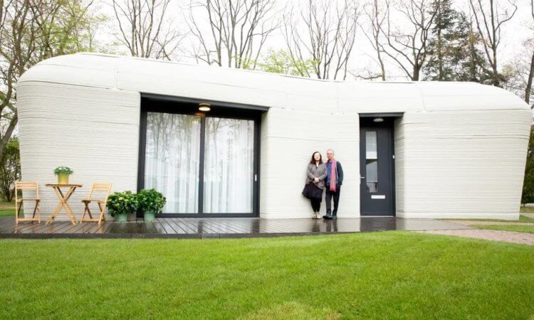 В Голландии сдан в аренду дом, напечатанный на 3D-принтере. Чем он хорош? Первый напечатанный на 3D-принтере дом и его жильцы. Фото.