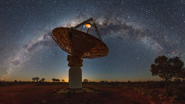 Тихий и темный космос. Вид на крупнейший в мире радиотелескоп ASKAP на западе Австралии. Фото.