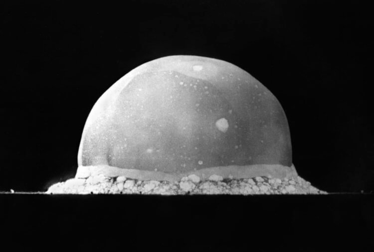 Ядерная бомба и квазикристаллы. «Тринити» — первое в мире испытание технологии ядерного оружия. Взрыв бомбы был эквивалентен приблизительно 21 килотонне тротила. Фото.