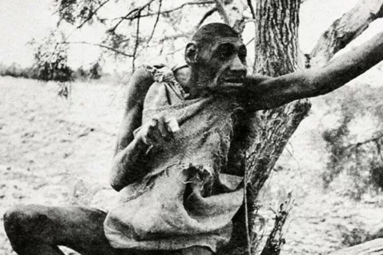 Неандерталец Аззо Бассоу. После съемок Аззо Бассоу сразу же сбрасывал с себя одежду. Фото.