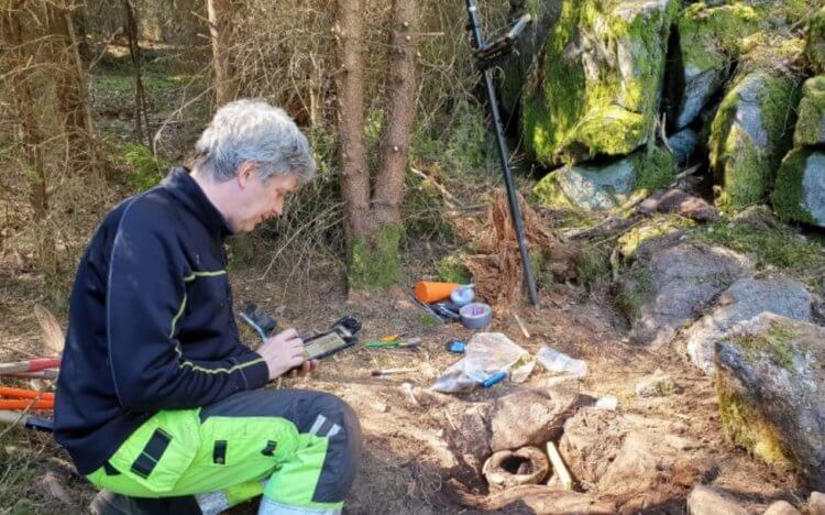 В Швеции случайно найдена сокровищница возрастом 2500 лет. Что внутри? Археолог раскапывает сокровищницу бронзового века. Фото.