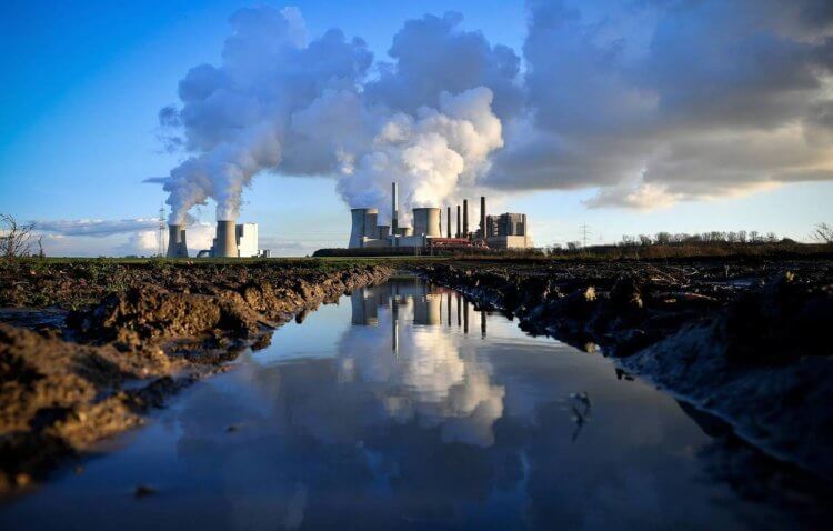 На краю пропасти. Некоторые исследователи считают, что выбросы углекислого газа через тридцать лет могут привести к глобальной катастрофе. Фото.