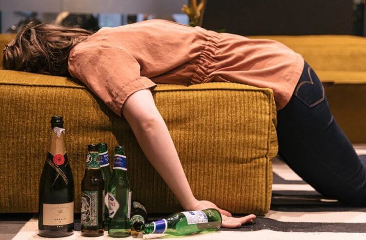Из-за алкоголя людям сложнее соблюдать социальную дистанцию. Ученые открыли еще одну особенность поведения пьяных людей. Фото.