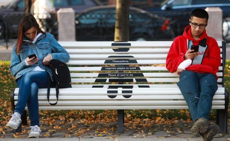 Важность социальной дистанции. В общественных местах рекомендуется держаться от людей на расстоянии 1,5 метров. Фото.