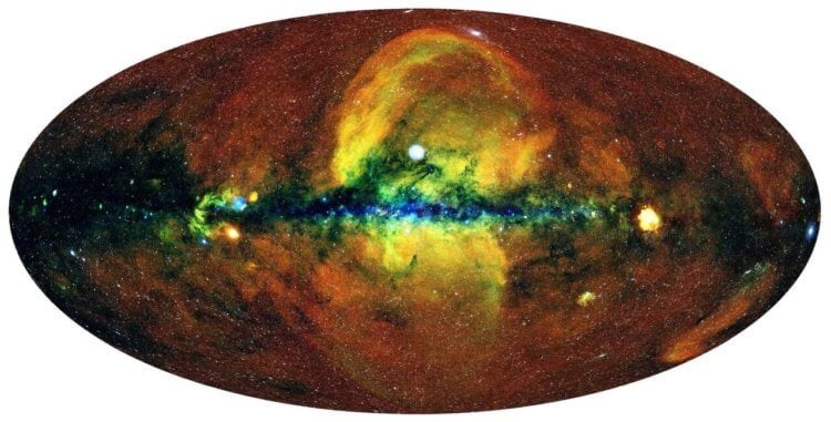 Космические структуры. Композитное изображение пузырей Ферми, созданное на основе рентгеновских данных телескопа eROSITA (сине-зеленый цвет) и данных, полученных в гамма-диапазоне телескопом Fermi (красный цвет). Фото.