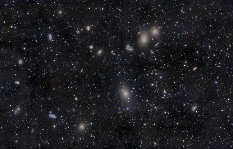 Местная группа галактик. Млечный Путь окружают другие, более мелкие галактики. Фото.