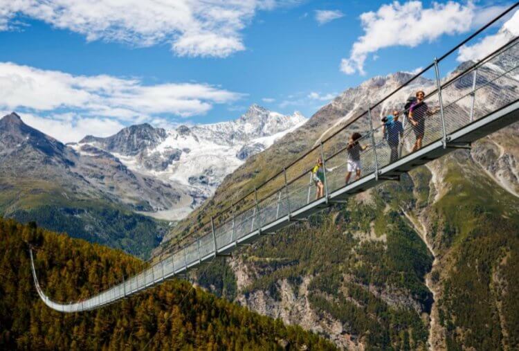 Мост имени Чарльза Куонена. Мост имени Чарльза Куонена в Швейцарии. Фото.