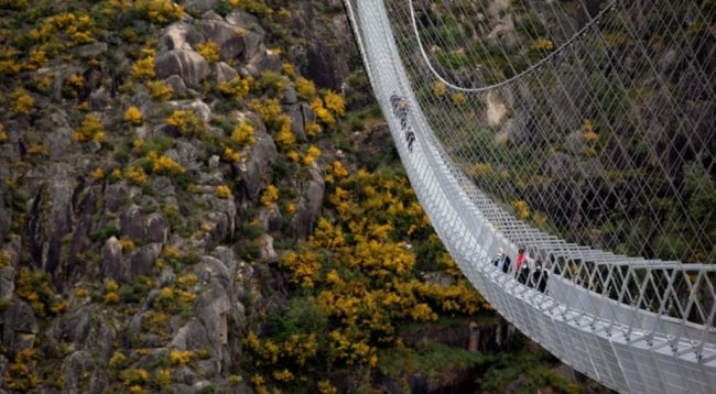 В Португалии открыт самый длинный висячий мост на высоте 175 метров. Фото.