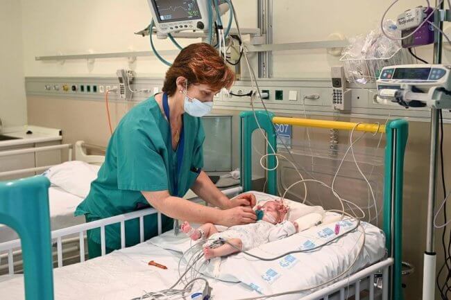 Испанские врачи впервые в истории пересадили сердце маленькому ребенку. Фото.