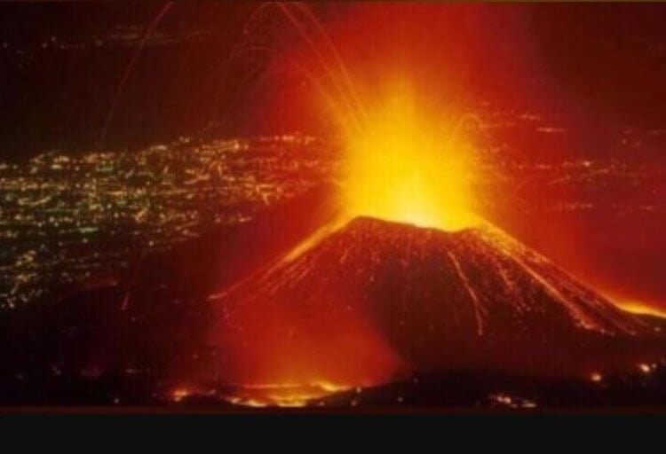 В Африке началось извержение Ньирагонго, одного из самых опасных вулканов. Извержение вулкана Ньирагонго. Фото.
