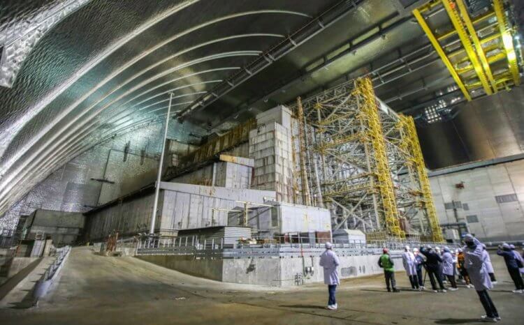 Возобновление ядерных реакций в Чернобыле. Разрушенный энергоблок ЧАЭС под защитным куполом. Фото.