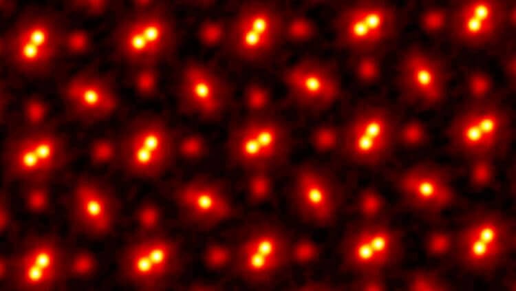 Ученым удалось увидеть вибрацию атомов с помощью мощного электронного микроскопа. Перед вами электронная птихографическая реконструкция кристалла ортоскандата празеодима (PrScO3), увеличенная в 100 миллионов раз. Фото.