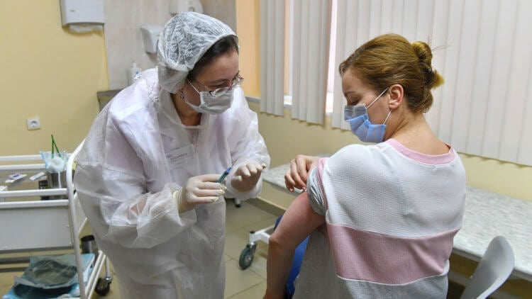 Нужно ли носить маски в России? А вы уже поставили прививку против COVID-19? Фото.