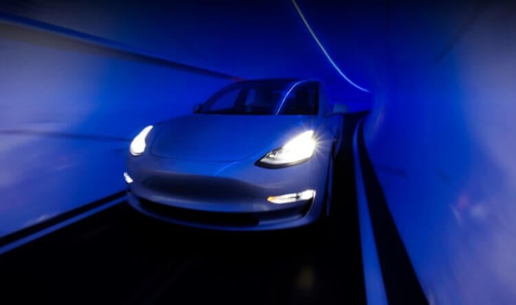 Илон Маск показал тоннели The Boring перед официальным открытием. Они стали лучше? Автомобиль Tesla внутри тоннеля The Boring Company. Фото.
