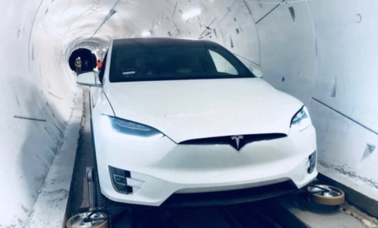 Минусы тоннеля The Boring Company. Автомобиль Tesla на рельсах. Фото.