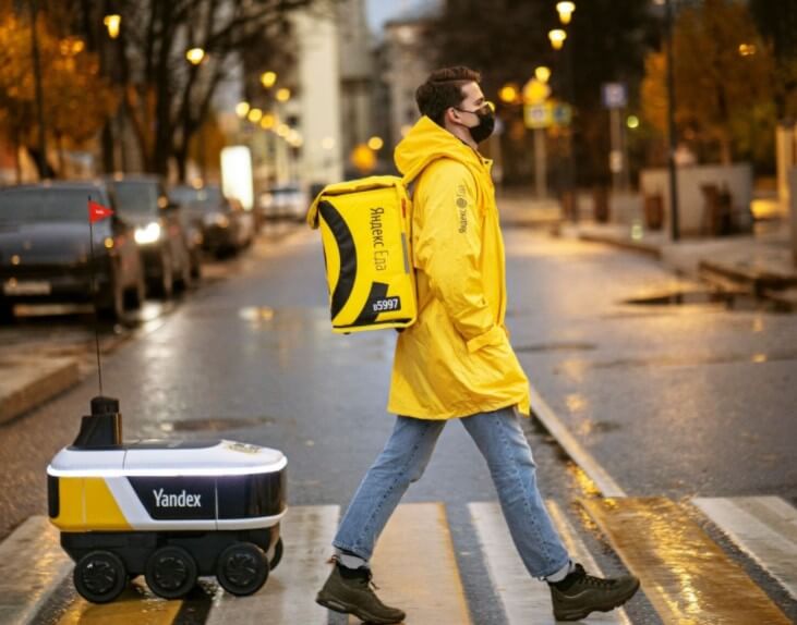 Роботы на улицах городов. «Яндекс.ровер» и обычный курьер Яндекса. Фото.